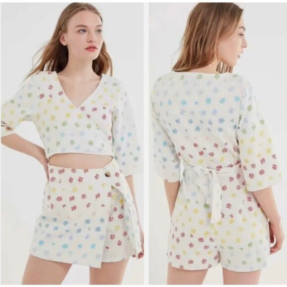 Urban Outfitters Molly Skort Floral Romper US Size 6 White Red V-neck Wrap Style - Picture 1 of 11